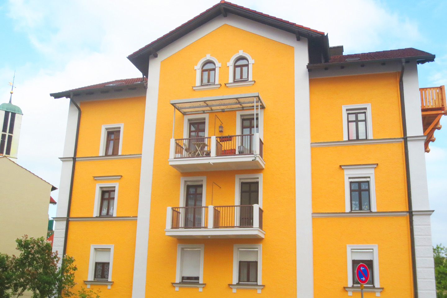 Mehrfamilienhaus gelb
