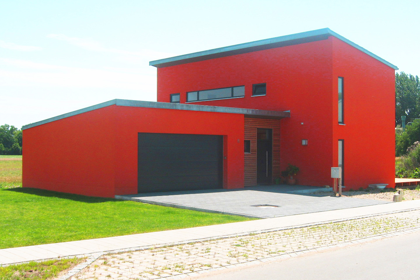 Einfamilienhaus mit roter Fassade