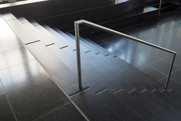 Schwarze Treppe mit Bodenbeschichtung